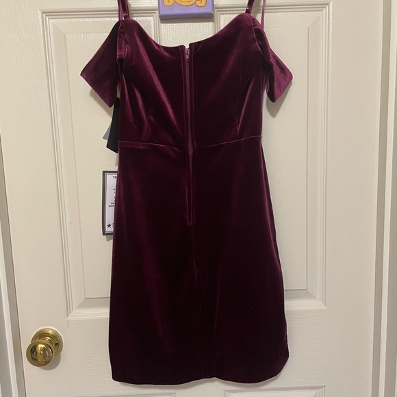 City Studio Off-the-Shoulder V-Neck Velvet Ruched Side Sheath Dress - Picture 7 of 7